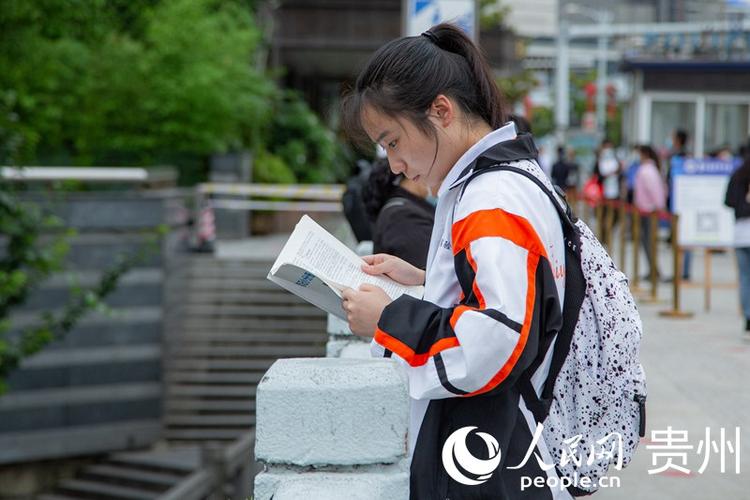 直击贵州高考首日现场 考生家长上阵助力